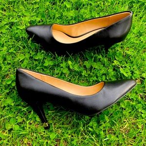 Black pumps